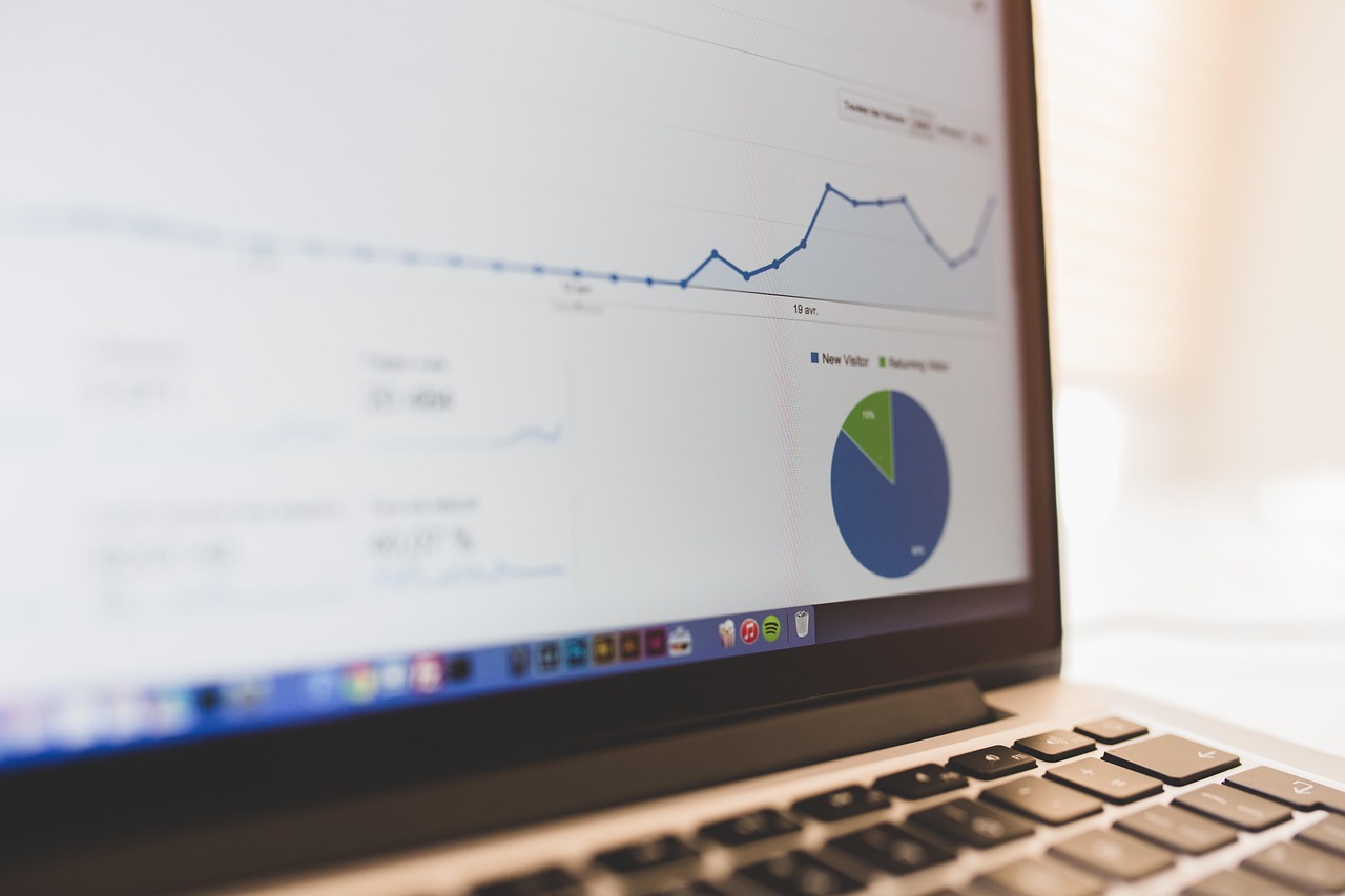Exempelbild med dator som visar statistik och grafer för digital marknadsföring