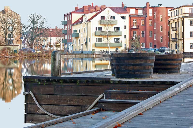 Eskilstunaån med färgglada bostadshus och brygga i centrum