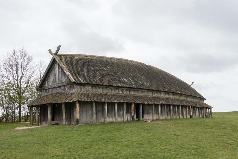 Vikingahuset vid Trelleborgen i Trelleborg omgivet av grönt gräs