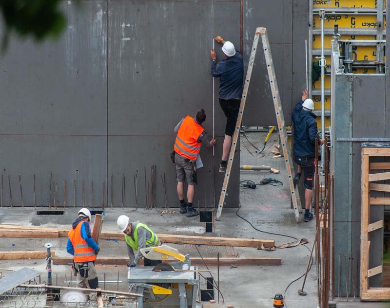 Byggarbetare på byggarbetsplats, exempelbild för byggföretag hemsida