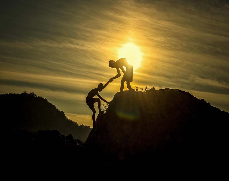 Silhuetter på berg i solnedgång, inspirationsbild för coaching och personlig utveckling online