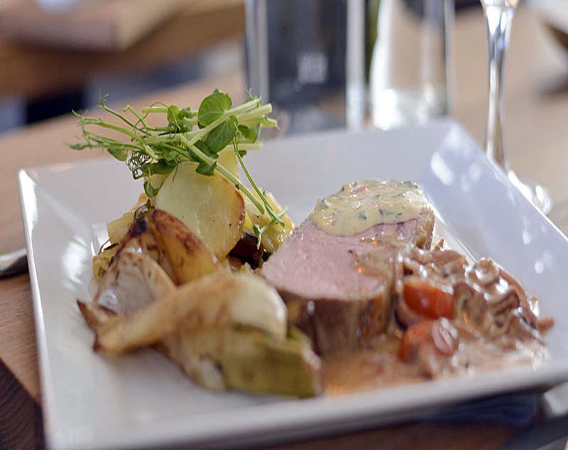Tallrik med mat serverad på restaurang, exempelbild för restaurang hemsida
