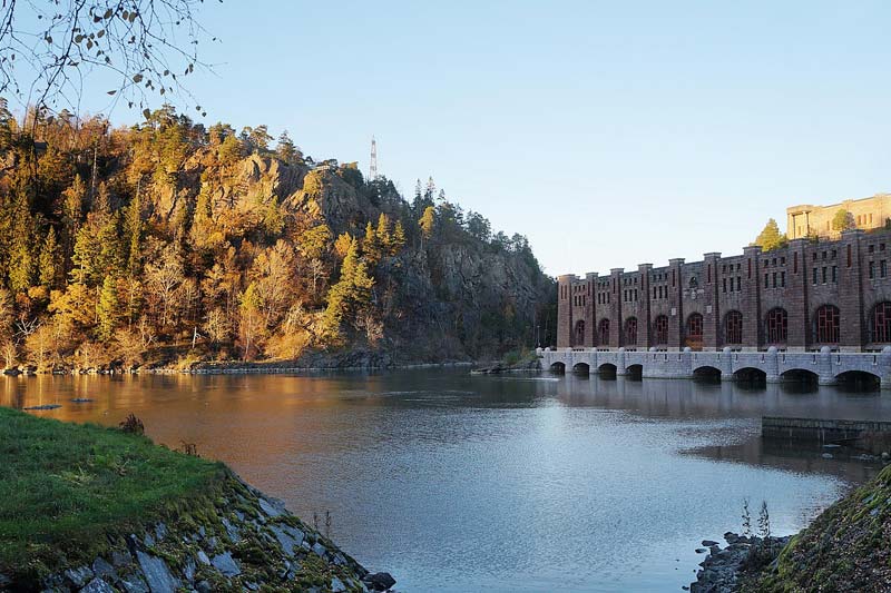 Kraftverksbyggnaden vid Göta älv i Trollhättan omgiven av klippor