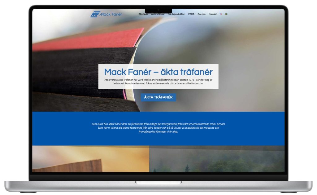 mackfaner-desk-front Laptop som visar Mack Fanérs webbplats med närbild på träfanér i olika färger.