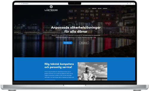 Laptop som visar Låsteknik Jönköpings webbplats med nattvy över stadens vattensida.