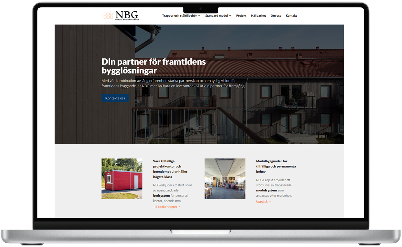 tr-nordic-building-desk-front Laptop som visar Nordic Building Groups webbplats med modulhus och bygglösningar.